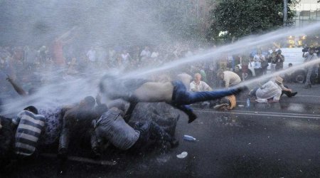 Минский гейзер: водомёт для разгона протестующих в столице РБ сломался и устроил «дождь» (ВИДЕО)
