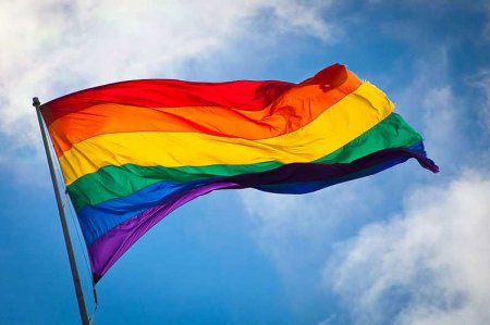 Над посольством США в Москве вновь затрепетал гей-флаг (ФОТО)