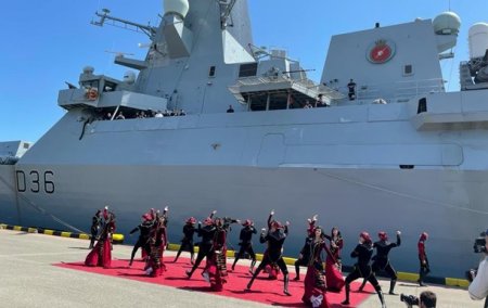 В Грузии встретили танцами нарушивший российскую границу британский эсминец ...