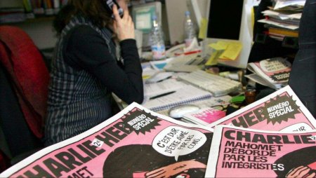 «Шарли Эбдо» поглумились над смертью Бельмондо (ФОТО)