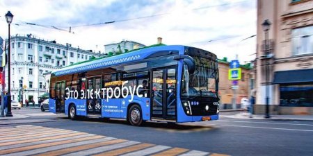 Жуткие кадры: девушку толкнули под колёса электробуса в Москве (ВИДЕО 18+)