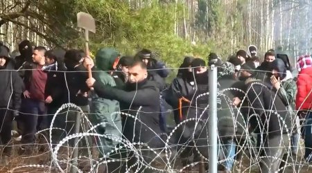 Президент Польши созвал экстренное совещание, мигранты уже пошли на прорыв границы (ВИДЕО)