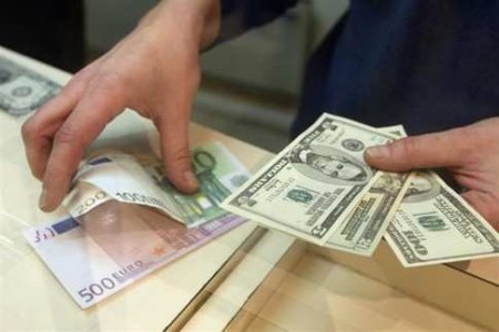 Киев пытается справиться с паникой: на Украине запретили обменникам выставлять табло с курсом валют
