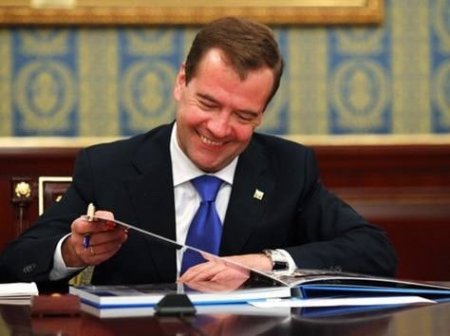 Медведев прогнозирует цену на газ в €5 тыс. до конца 2022 года