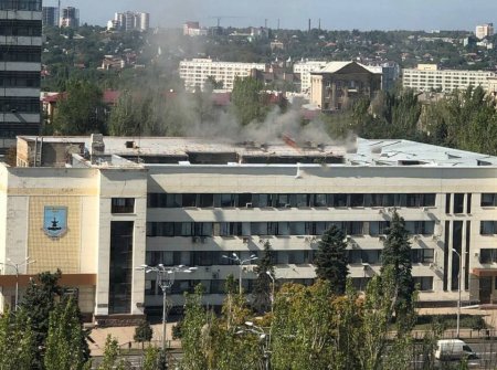 Центр Донецка под огнём ВСУ, прямое попадание в здание райадминистрации (ФОТО, ВИДЕО)