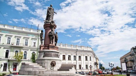 Власти Одессы отказались сносить памятник Екатерине II