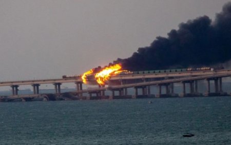 На Крымском мосту произошел взрыв и начался пожар, часть пролета для движен ...