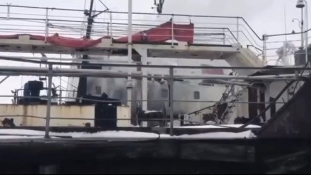 На Кронштадтском морском заводе горит нефтяной танкер "Арктика".