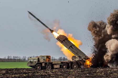 Армия России наступает на Донецком и Запорожском фронтах, продвигается впер ...