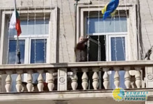 Болгарский политик сбросил с балкона мэрии Софии «фашистский флаг» Украины