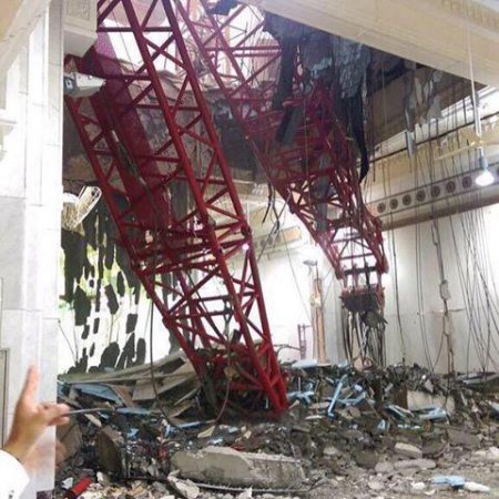 Более 100 человек погибли в результате падения строительного крана на мечет ...