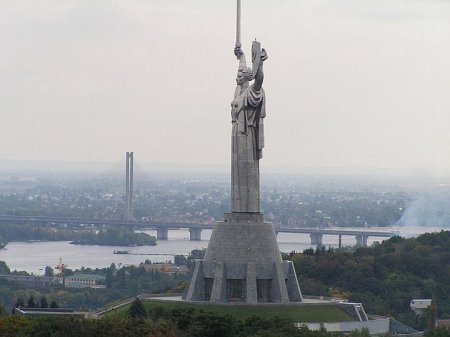 В Киеве со щита монумента «Родина-мать» уберут герб СССР