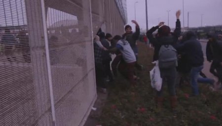 200 мигрантов ворвались во французский порт Кале