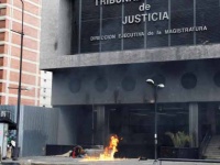 Полицейский вертолет атаковал здание Верховного суда Венесуэлы - Военный Обозреватель