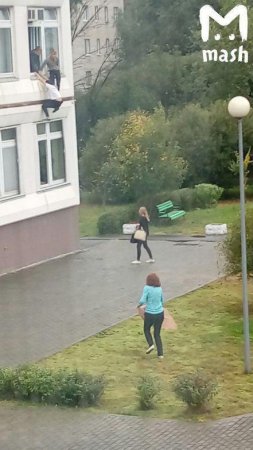 В Подмосковной школе ученик устроил стрельбу, есть пострадавшие (Видео с места вооружённого нападения на школу)
