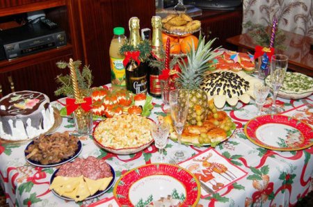 Стало известно, сколько россиянам придется потратить на покупку продуктов для новогоднего стола