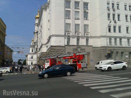 СРОЧНО: Беспорядки в Харькове: неонацисты прорвались в здание горсовета (ФОТО, ПРЯМОЙ ЭФИР)