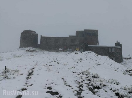 На Украине Карпаты засыпало снегом: экстренно эвакуирован детский лагерь (ФОТО)