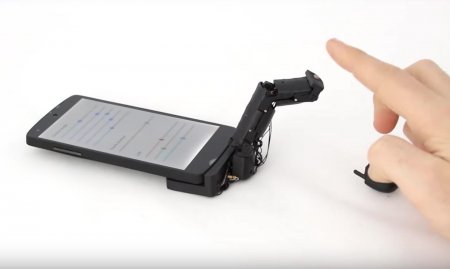 Механический палец для смартфона MobiLimb сможет гладить пользователя