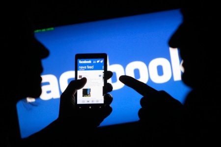 Стыд и срам: Facebook забанил за мемасы