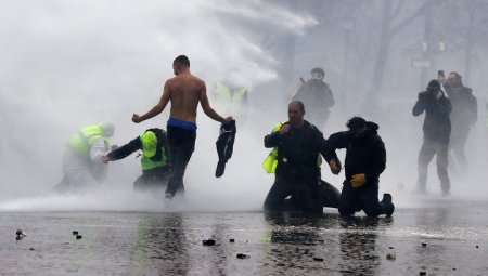 Париж: против "желтых жилетов" вновь применили газ