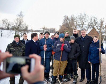 Хоккей Порошенко не по зубам: Интернет ржет над позором президента