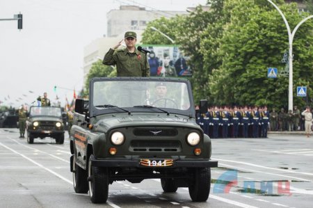 В ЛНР отметили День Победы военным парадом и шествием «Бессмертного полка»