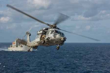 Вертолет ВМС США сел на воду близ Окинавы