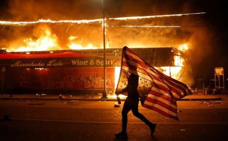 День сурка: в США вспыхнули протесты после убийства темнокожего копом (ФОТО)