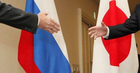 Премьер Японии обещает договориться с РФ по Курилам