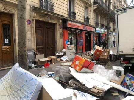 «Похоже на Бомбей»: парижане показывают, как столица превратилась в свалку мусора (ФОТО)