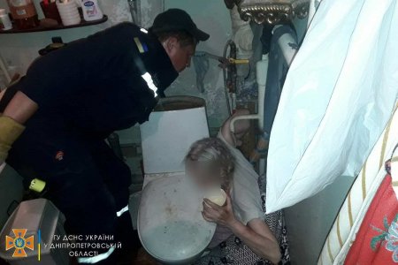 В Днепропетровске 75-летняя женщина застряла в ванной на несколько дней (ФОТО)