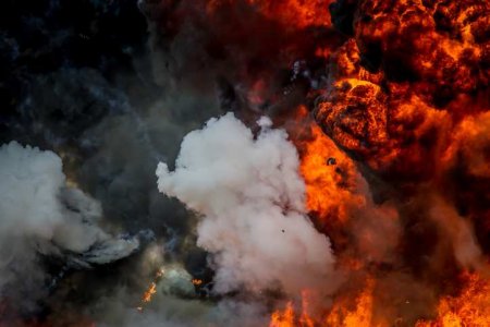 Сильные взрывы и пожар: враг нанёс удары по Донецку и Макеевке (ВИДЕО)