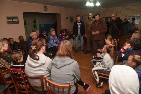 Глава ДНР посетил пункт временного размещения переселенцев из северной част ...