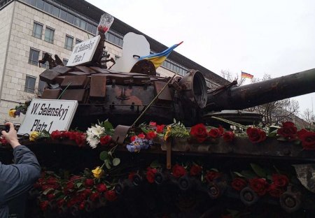 Русский танк в Берлине завалили цветами: бандеровская выходка пошла не по п ...